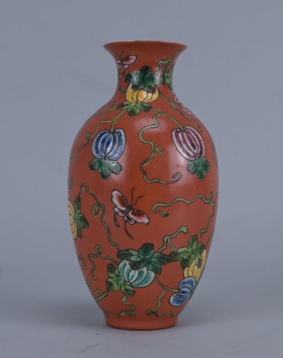 Vase balustre en porcelaine à fond corail,...