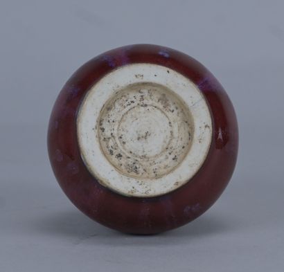 Petit vase en porcelaine à glaçure flammée...