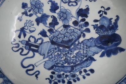 Plat de barbier chinois bleu et blanc, XVIIIe...