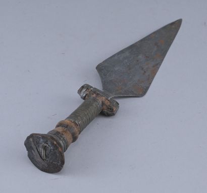 Couteau Mangbetu à poignée métallique

Couteau...