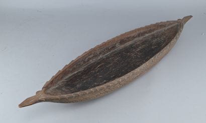 Coupe cérémonielle Sepik en bois sculpté

Longue...