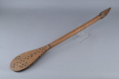Spatule Chokwe ou Lwena, début du XXe siècle

Longue...