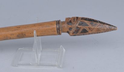 Spatule Chokwe ou Lwena, début du XXe siècle

Longue...