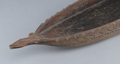 Coupe cérémonielle Sepik en bois sculpté

Longue...