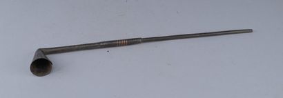 Pipe Teke en fer avec incrustations de cuivre...