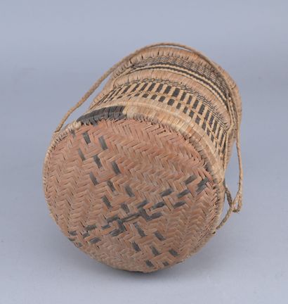 Mbuun raffia basket, Congo

A cylindrical...