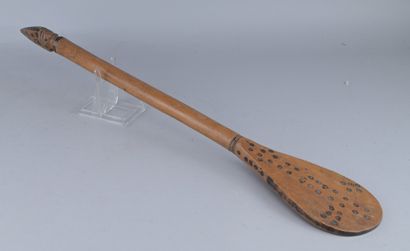 Spatule Chokwe ou Lwena, début du XXe siècle

Longue...