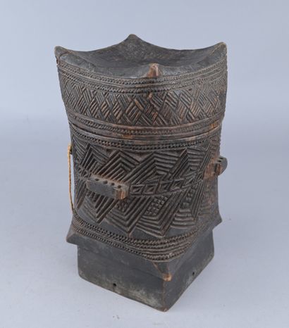 Boîte Kuba sculptée à décor géométrique –...