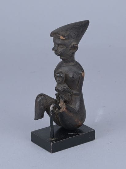Indonésie – figure maternité sculptée – milieu...