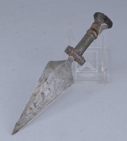 Couteau Mangbetu à poignée métallique

Couteau...