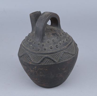 Cruche en terre cuite Kongo, début XXe siècle

Cruche...