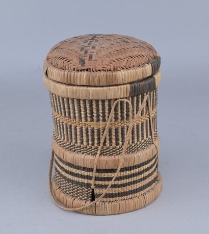 Mbuun raffia basket, Congo

A cylindrical...