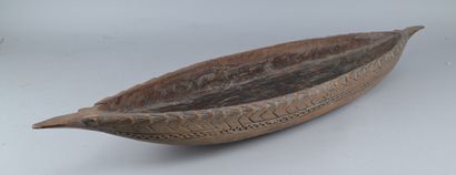 Coupe cérémonielle Sepik en bois sculpté

Longue...