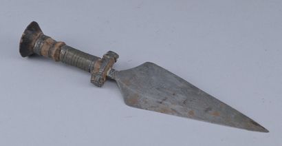 Couteau Mangbetu à poignée métallique

Couteau...