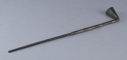 Pipe Teke en fer avec incrustations de cuivre...