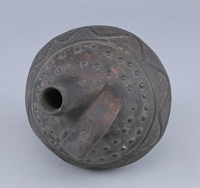 Cruche en terre cuite Kongo, début XXe siècle

Cruche...