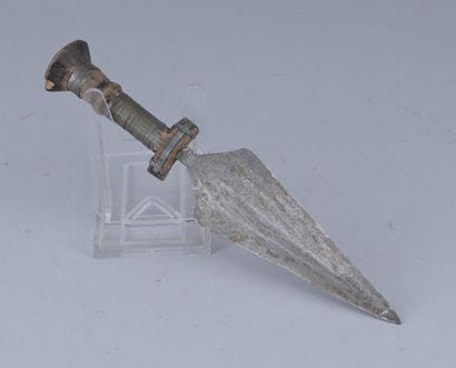 Couteau Mangbetu à poignée métallique

Couteau...