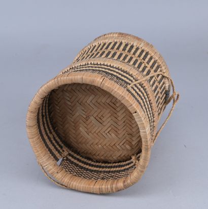 Mbuun raffia basket, Congo

A cylindrical...