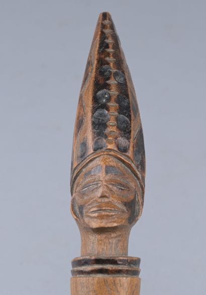 Spatule Chokwe ou Lwena, début du XXe siècle

Longue...