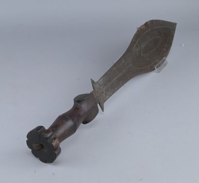 Couteau Luba avec fourreau, vers 1900

Couteau...