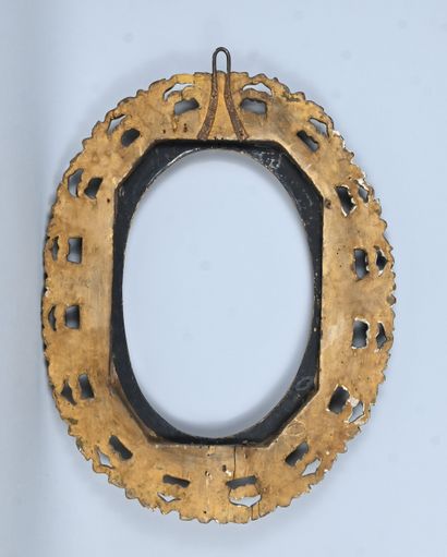 Carved and gilt wood oval frame, 17th century...