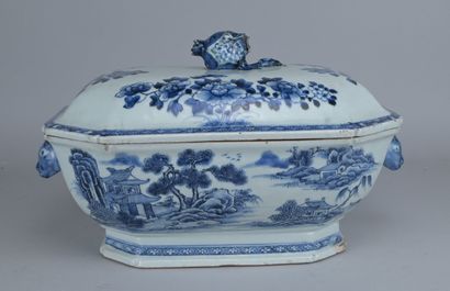 Blue-and-white Chinese tureen, Qianlong period,...
