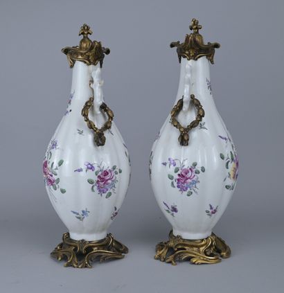 Pair of Mennecy-Villeroy vases, 18th century

An...