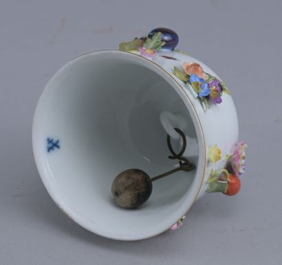Meissen porcelain bell with floral decoration


White...