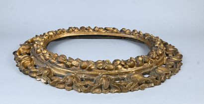 Carved and gilt wood oval frame, 17th century...