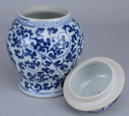 Blue-and-white Chinese porcelain lidded jar

Baluster-shaped...