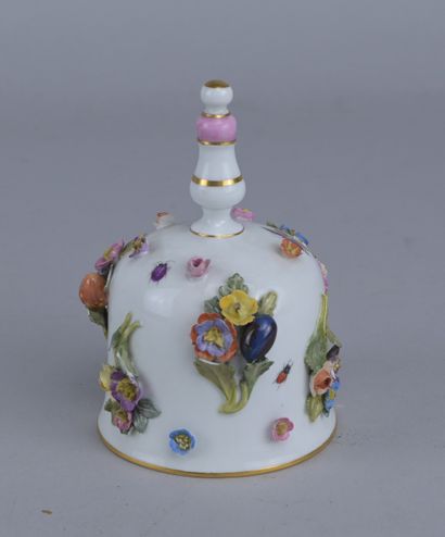 Meissen porcelain bell with floral decoration


White...
