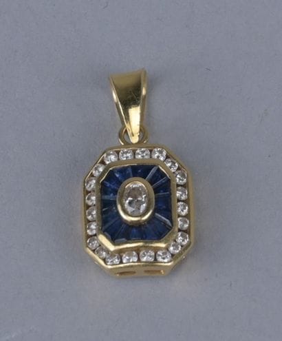 18K Gold Pendant with Sapphires and Diamonds

An...