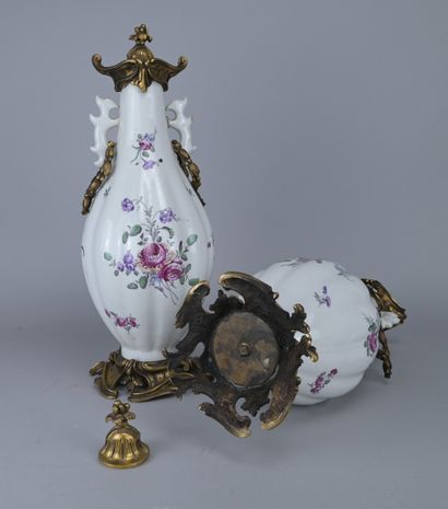 Pair of Mennecy-Villeroy vases, 18th century

An...