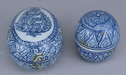 Two lidded boxes made of Thai porcelain

Two...