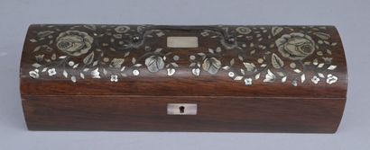 Coffret en bois incrusté de nacre

Coffret...