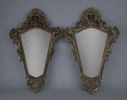 Paire de miroirs italiens en bois sculpté

Paire...