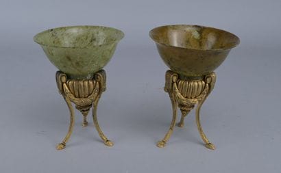 Paire de coupes en jade sur piètement en...