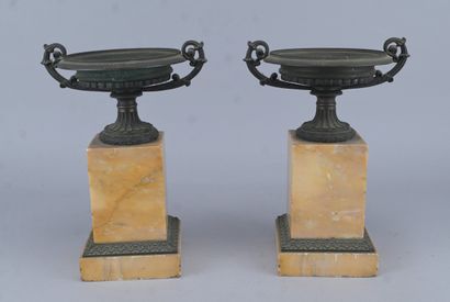 Paire de coupes en bronze patiné sur socles...