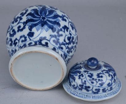 Blue-and-white Chinese porcelain lidded jar

Baluster-shaped...