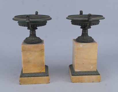Paire de coupes en bronze patiné sur socles...