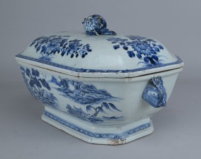 Blue-and-white Chinese tureen, Qianlong period,...