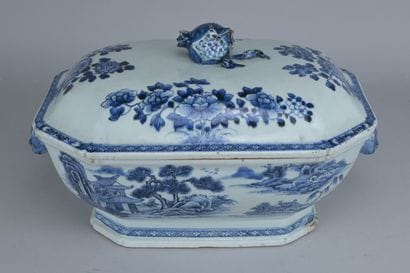 Blue-and-white Chinese tureen, Qianlong period,...