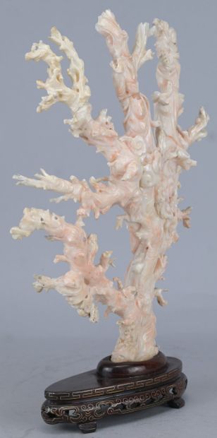 Chinese coral sculpture – three musicians...