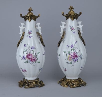 Pair of Mennecy-Villeroy vases, 18th century

An...