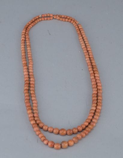 Double-row red coral necklace, 19th century

Antique...