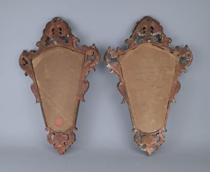 Paire de miroirs italiens en bois sculpté

Paire...