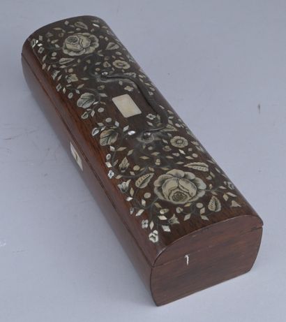 Coffret en bois incrusté de nacre

Coffret...