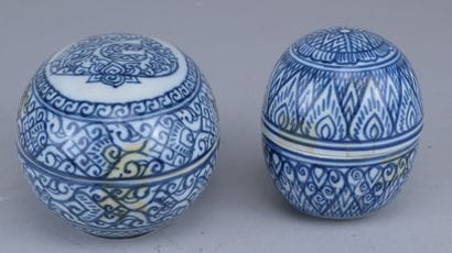Two lidded boxes made of Thai porcelain

Two...