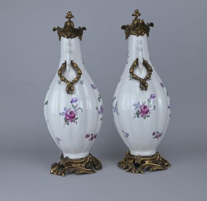 Pair of Mennecy-Villeroy vases, 18th century

An...