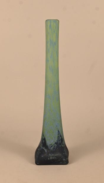 Vase en verre multicouche signé Daum Nancy,...